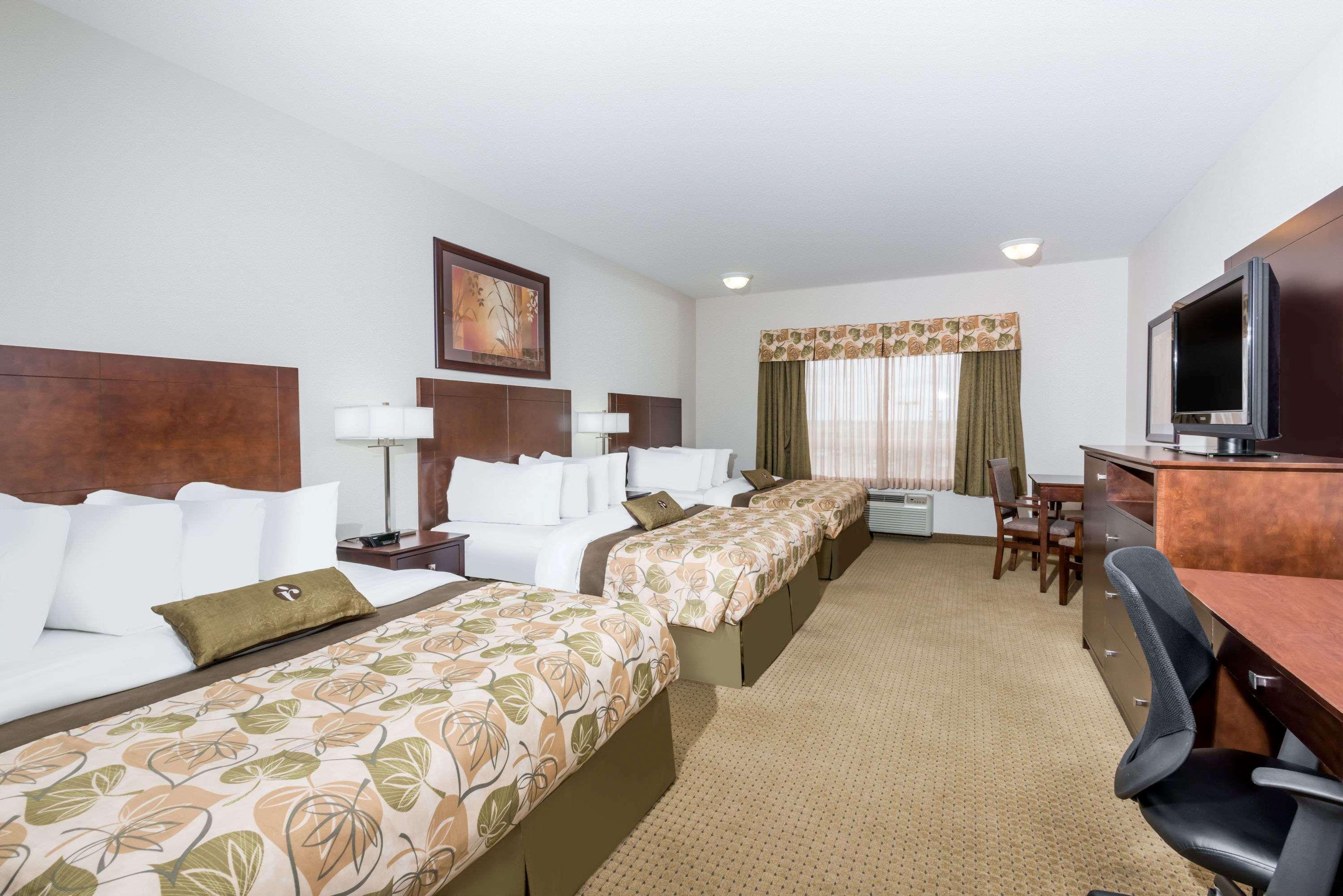 Ramada By Wyndham Olds Hotel Екстериор снимка
