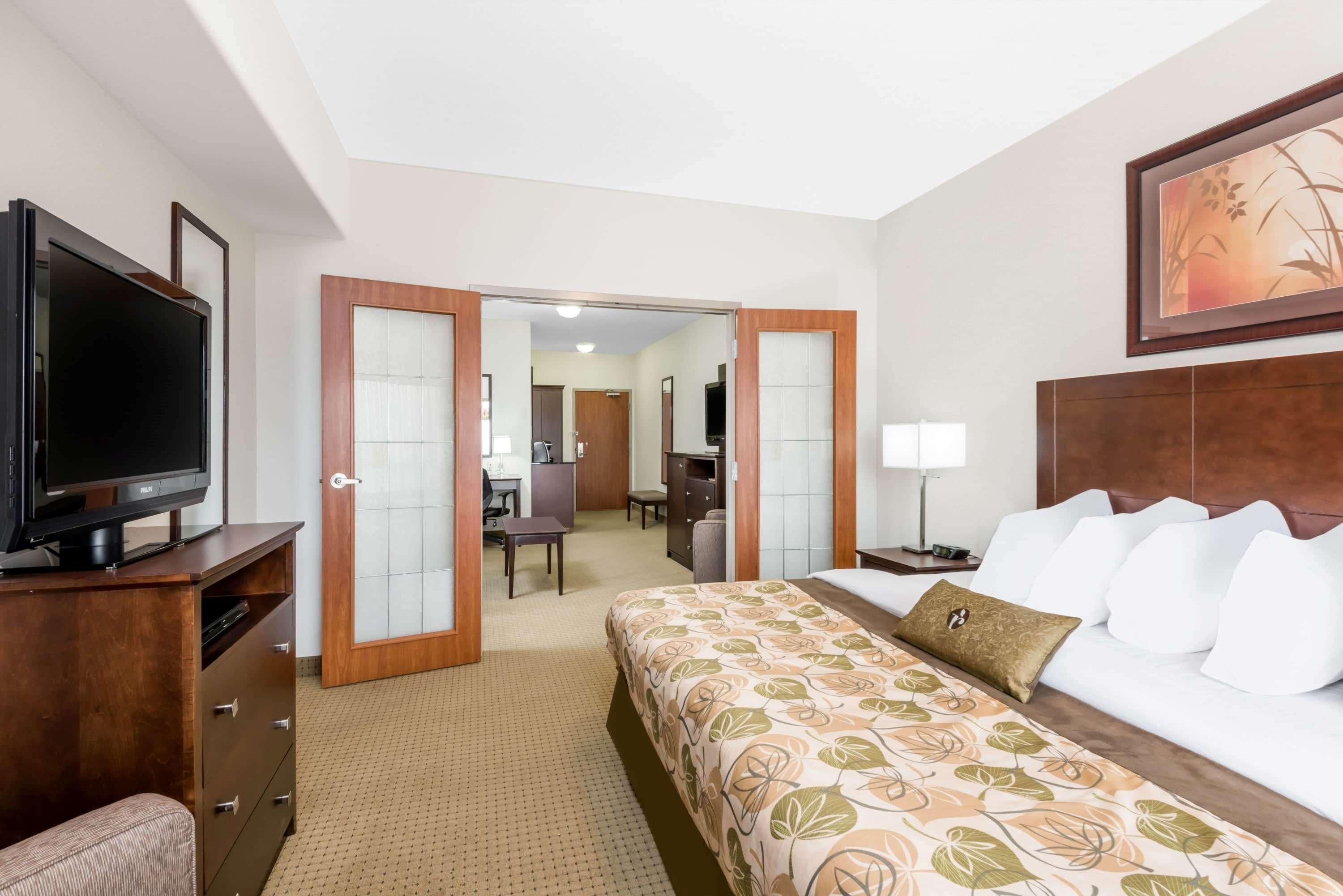 Ramada By Wyndham Olds Hotel Екстериор снимка