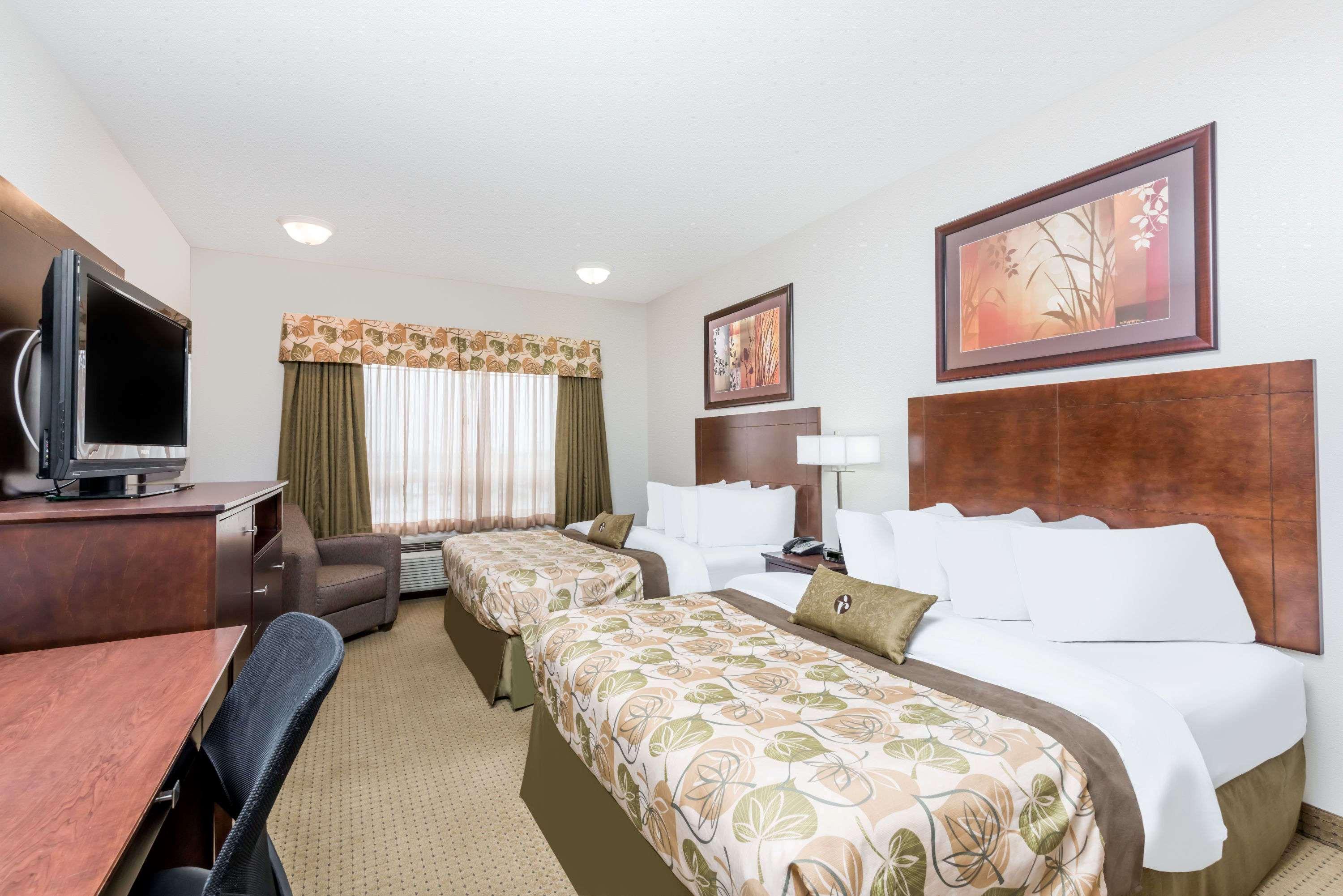 Ramada By Wyndham Olds Hotel Екстериор снимка