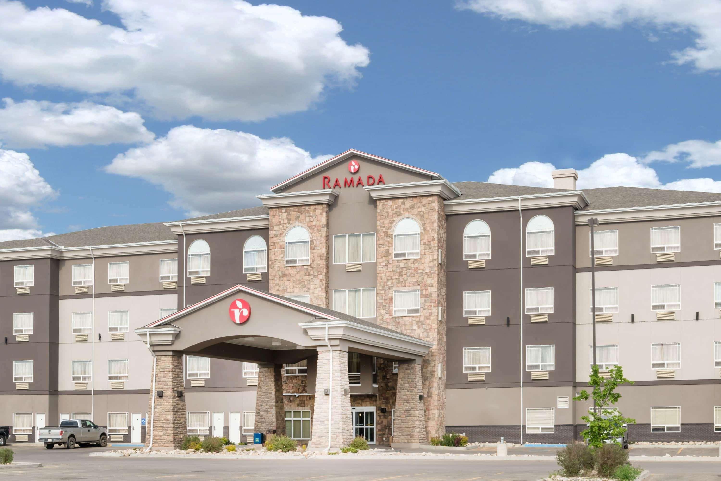 Ramada By Wyndham Olds Hotel Екстериор снимка
