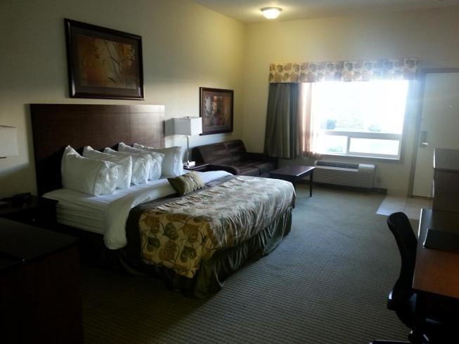 Ramada By Wyndham Olds Hotel Екстериор снимка