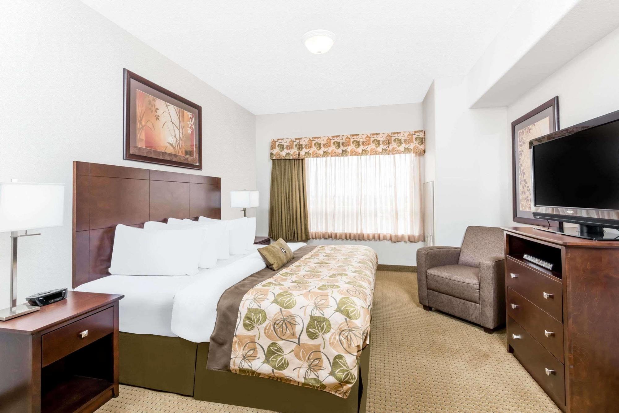 Ramada By Wyndham Olds Hotel Екстериор снимка