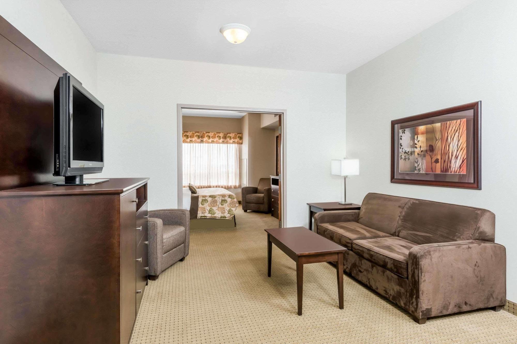 Ramada By Wyndham Olds Hotel Екстериор снимка